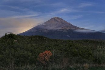 El Popocatéteptl vela el sueño de su amada / Andrés Lobato