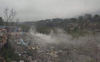Carretoneros volvieron a tirar basura y quemarla en el Río Pesquería. | Sandra González