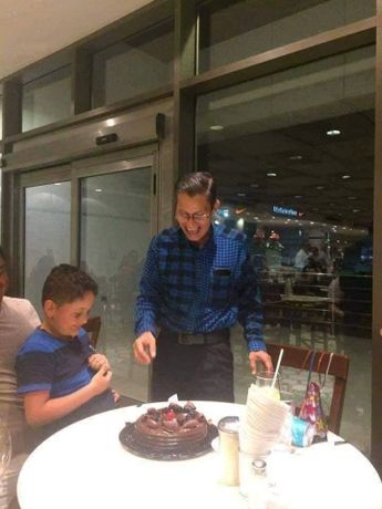 Abuelito festejando cumpleaños solo | Cortesía Facebook