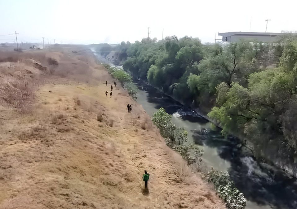 Familiares de Olaff Pedraza encontraron su vehículo Volkswagen Crossfox rojo a 50 metros del canal de aguas negras de Nextlalpan | Carlos Zaid
