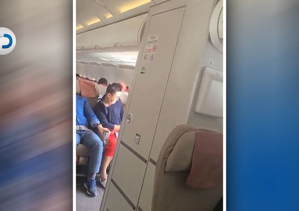 Pasajero abre puerta de avión │ Telediario.