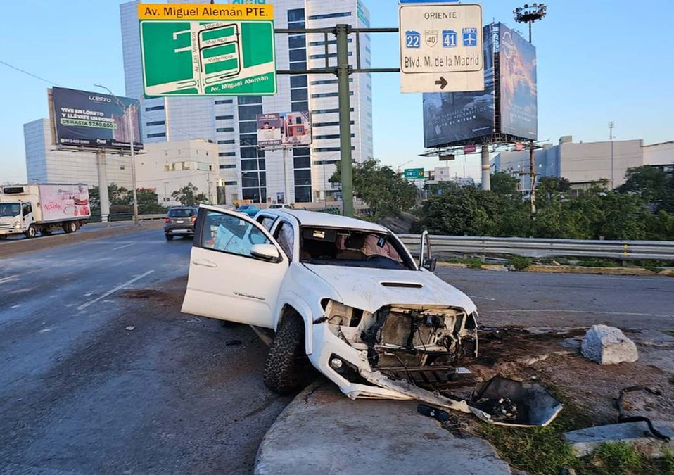 La camioneta circuló en sentido contrario y se impactó con el camellón central de la avenida Azteca. | Fabricio Gallegos