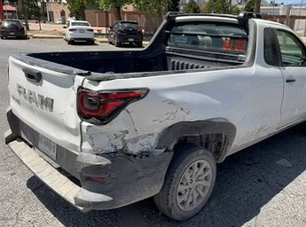 Las dos camionetas involucradas resultaron con daños de consideración luego del percance ocurrido.