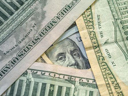 El precio de la compra y venta de las monedas de todo el mundo varía todos los días. | Freepik
