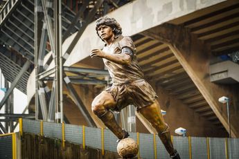 Estatua de Diego Armando Maradona frente al estadio del Napoli / EFE