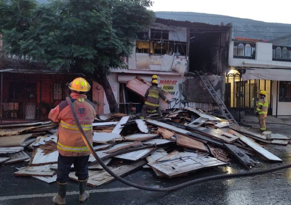 Flamazo en medidor de gas provoca incendio en un taller de puertas en Monterrey. | Agustín Martínez