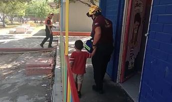 Niño ya liberado en compañía del rescatista. | Cortesía