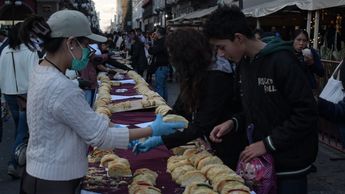 80 panderos de la zona de Amalucan elaboraron 5 mil piezas para la monumental Rosca de Reyes | Es Imagen