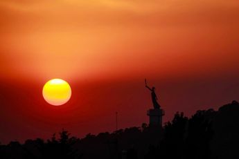 Escultura de La Victoria bajo un atardecer en el cerro de Amalucan | Andrés Lobato