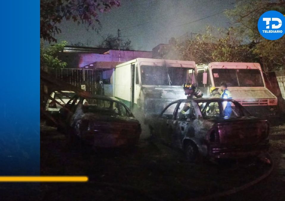 Incendio de cuatro vehículos en la colonia Azteca en San Nicolás. | Cortesía
