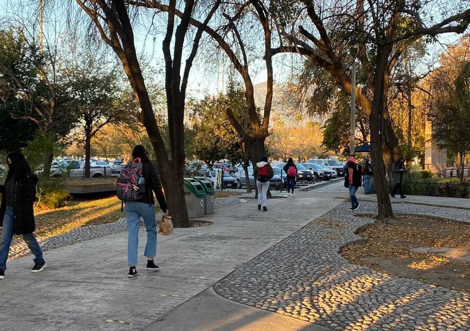 Universitarios regresan a clases presenciales en NL