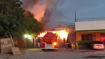 Incendio en tarimera de Santa Catarina. | Agustín Martínez