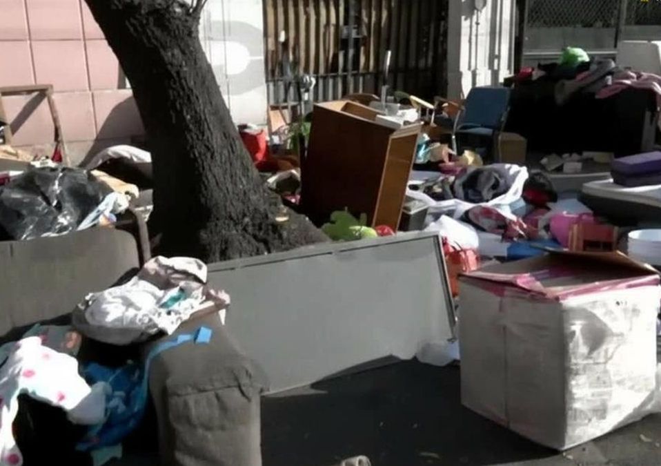 Las pertenencias de las personas afectaron el paso vehicular | Captura de pantalla