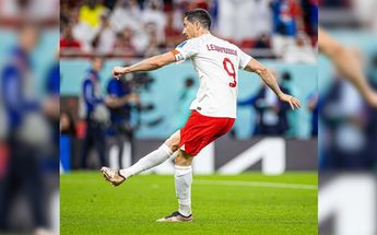 Robert Lewandowski cobrando penal ante Francia / CORTESÍA: @laczynaspilka