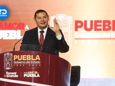 Alejandro Armenta inició su día uno como gobernador de Puebla | Es Imagen