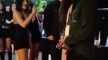 VIDEO | Se desata riña entre mujeres a las afueras de bar en Torreón