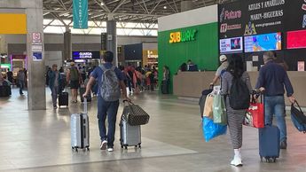 Decenas de personas viajan a visitar a sus familiares o a pasar en familia las vacaciones a destinos turísticos. | Erik Solheim Rocha
