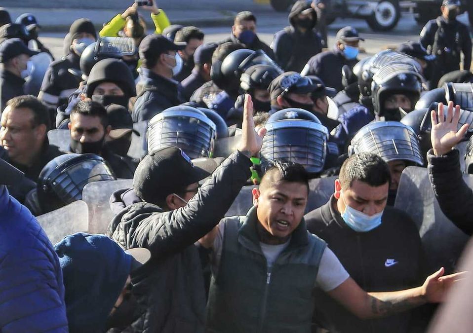 Policías se enfrentan contra choferes de Uber, Didi y Cabify en Puebla / Andrés Lobato.