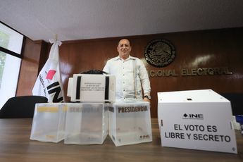 Vocal Humberto Arias junto a la paquetería electoral de este 2024 / Andrés Lobato