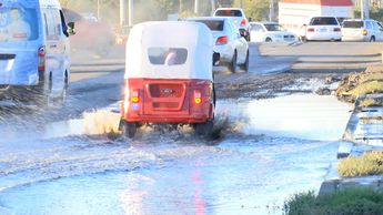 Conductores afectados debido a la fuga de aguas negras en Tlajomulco | Telediario