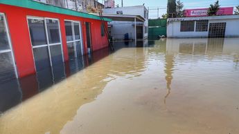 El agua alcanzó un metro de altura en algunas de las calles de Lomas de Castillotla / Melanie Torres
