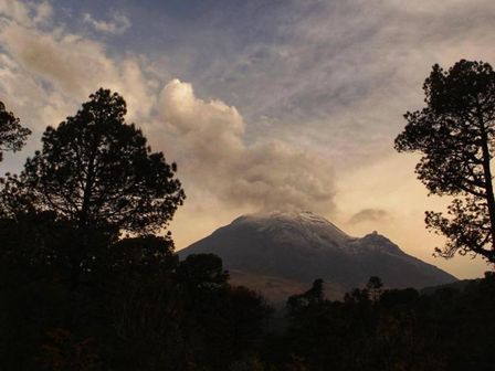 El semáforo de alerta volcánica del Popocatépetl está en Amarillo Fase 2 HOY 18 de mayo 2025 / Andrés Lobato