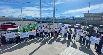 Se manifiestan familiares de Alain "N", maestro acusado de presunto abuso sexual; piden justicia./ Karen Alfaro
