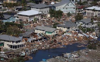 En una vista aérea, se ven los edificios dañados cuando el huracán Ian pasó por el área el 29 de septiembre de 2022 en Fort Myers Beach, Florida / AFP