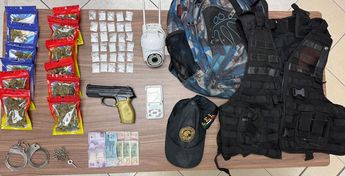 Arma y dosis de droga aseguradas por las autoridades al hombre detenido en Guadalupe. | Cortesía