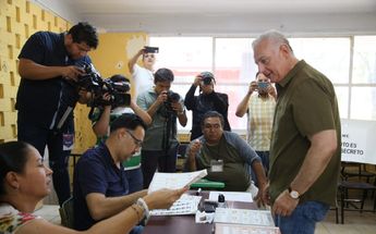 Román Cepeda, alcalde de Torreón acude a votar | Foto: Especial