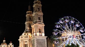 Rueda de la fortuna junto a la parroquia de la plaza principal de Tepatitlán de Morelos. | Foto: Feria Tepabril vía Facebook.