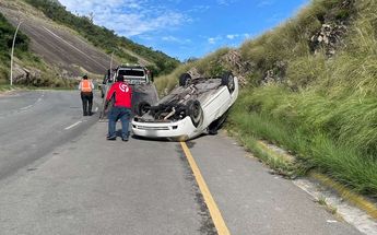 Volcadura de auto en la zona poniente de Monterrey. | Ángel Mercado