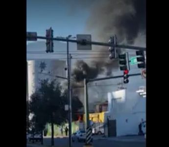 Lote baldío se incendia en el Centro de Monterrey