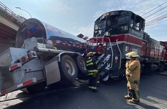 Cuerpos de emergencia en el choque | Unidad Estatal de Protección Civil y Bomberos de Jalisco