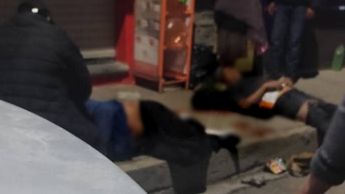 Los dos heridos quedaron tirados sobre la vía pública, hasta donde llegaron los cuerpos de emergencia / Especial