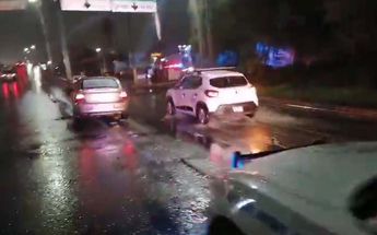 El vehículo involucrado en el accidente se estrelló contra una valla divisoria de un paso elevado. | Ángel Mercado