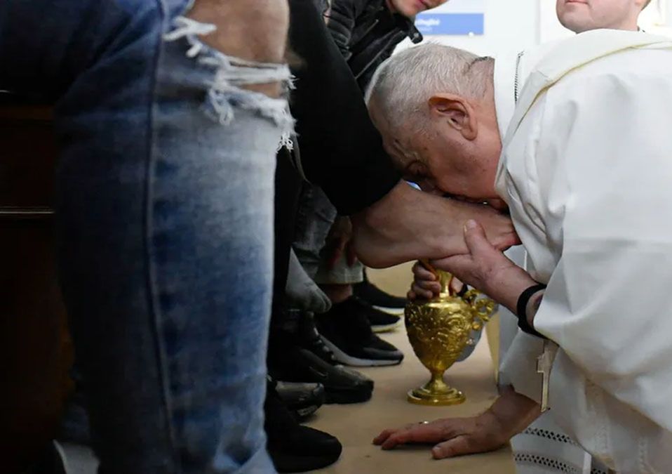 Papa Francisco lava y besa los pies a 12 jóvenes detenidos en rito de Jueves Santo