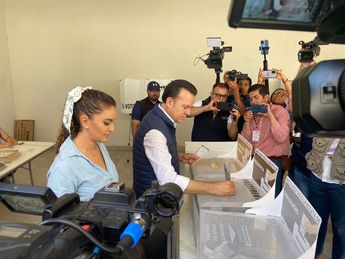 Esteban Villegas, gobernador de Durango, acude a emitir su voto
