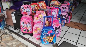 Mochilas de personajes de caricatura / Pablo Nuñez