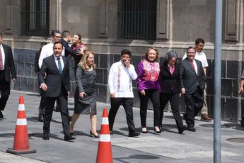 Nuevos ministros de la Suprema Corte de Justicia hacen acto de presencia en Palacio Nacional.