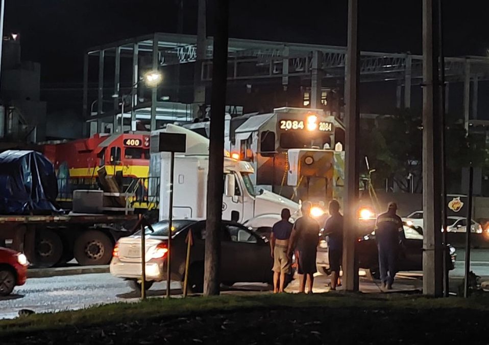 Tráiler es embestido por el tren en la avenida Nogalar, en San Nicolás. | Miranda Arias