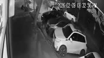 Conductor choca a tres vehículos estacionados en Torreón y huye; revelan video de los hechos