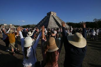 Cientos de turistas reciben el equinoccio de primavera en la pirámide de Chichén Itzá / Cuartoscuro