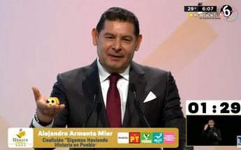 Alejandro Armenta muestra una figura de su perro 'Tomy' durante el debate por la gubernatura de Puebla | Especial