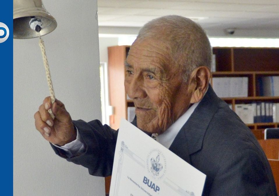 Felipe Espinosa se titula a los 86 años / Jaime Zambrano