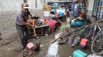 Familia Huepa limpia su casa inundada por el desbordamiento del río 'El Zapatero' en San Bernardino Tlaxcalancingo. Foto: Melanie Torres