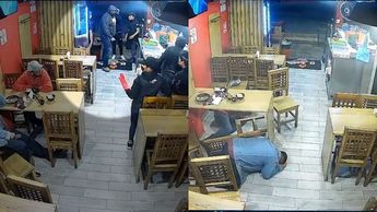 En la imagen izquierda se ve a los delincuentes amenazar a los trabajadores | En la imagen derecha la víctima yace herida en el piso | Especial