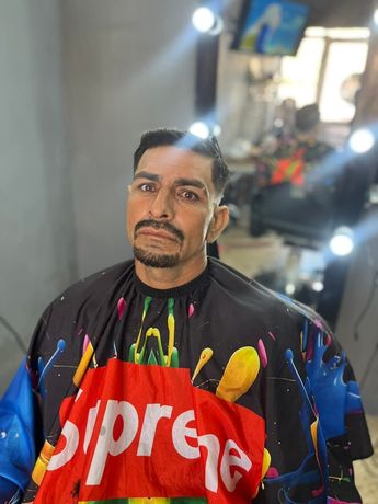 El hombre salió de la barbería siendo una persona nueva