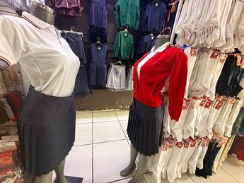 La compra de uniformes es indispensable para estudiantes de primer ingreso.