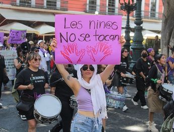 Mujer muestra consigna "los niños no se tocan" durante una manifestación en Puebla | Agencia: Es Imagen